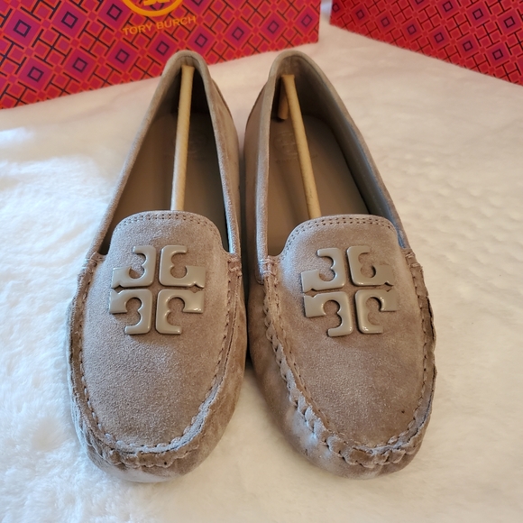 TORY BURCH BRAND NEW W/ TAG & BOX! TORY BURCH LOWELL 2 DRIVER-SUEDE - Picture 10 of 11